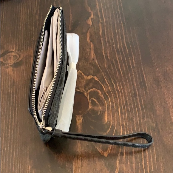 Coach! NWT! Wristlet! - Picture 6 of 8